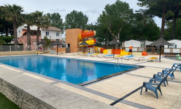 Piscine chauffée, toboggan aquatique et jeux d'eau au Cap d'Agde