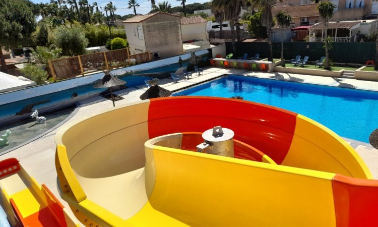 Piscine chauffée, toboggan aquatique et jeux d'eau au Cap d'Agde